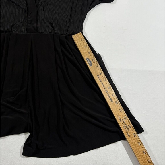 HOLES NORMA KAMALI Womens Deep V Neck Black Geralyn Poly Romper Jumpshorts Sz M - Picture 10 of 14